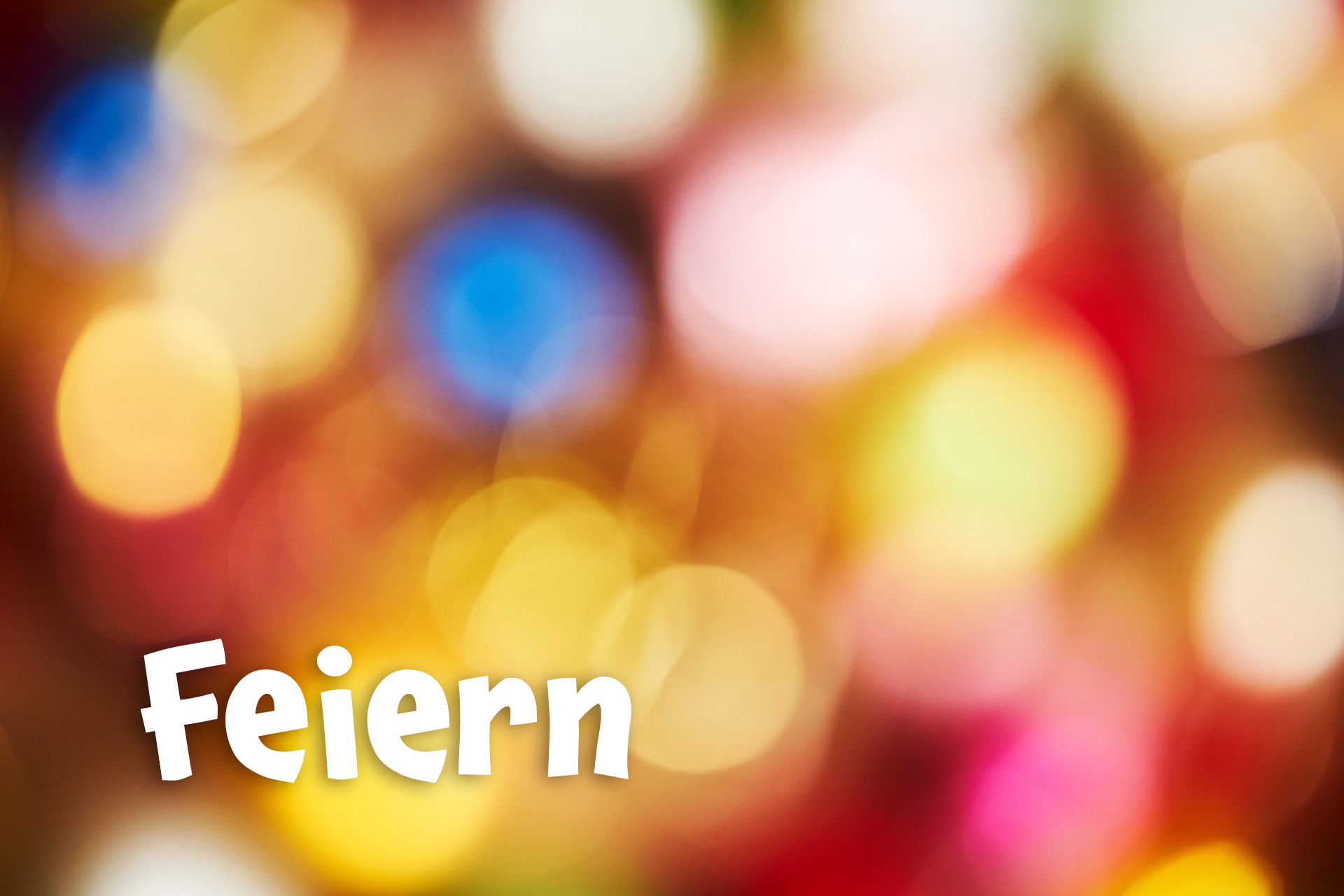 Kasten mit dem Schriftzug Feiern. Im Hintergrund sind bunte Lichter in verschiedenen gelben, roten und blauen Farben zu sehen.