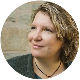 Bastian Basse - Grinsender Mann mit Brille, Bart und Basecap