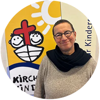 Bastian Basse - Grinsender Mann mit Brille, Bart und Basecap