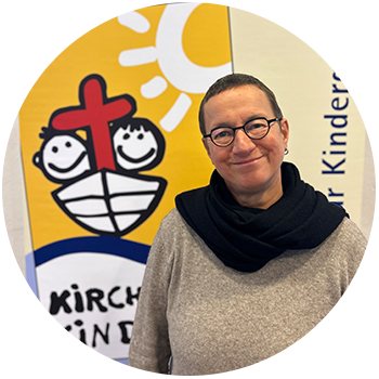 Bastian Basse - Grinsender Mann mit Brille, Bart und Basecap