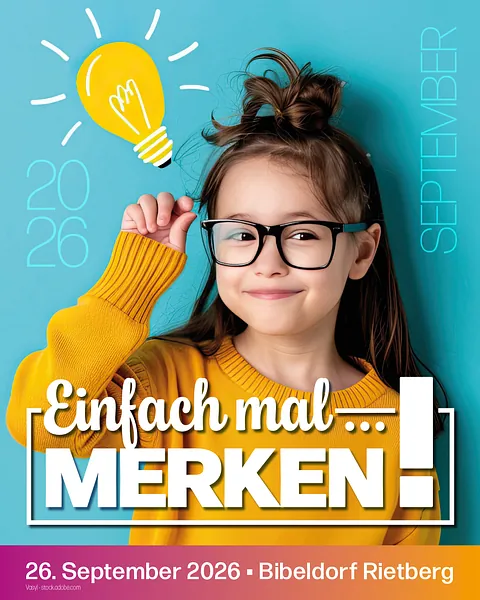 Einladungsgrafik zum Aktionstag Kirche mit Kindern am 26.09.2026 im Bibeldorf Rietberg. Darauf zu sehen ist ein dunkelhaariges Mädchen mit einer schwarzen Brille und dazu die Zeichnung einer gelben Glühbirne.