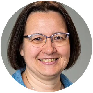 Bastian Basse - Grinsender Mann mit Brille, Bart und Basecap