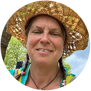 Bastian Basse - Grinsender Mann mit Brille, Bart und Basecap