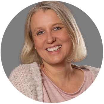 Bastian Basse - Grinsender Mann mit Brille, Bart und Basecap