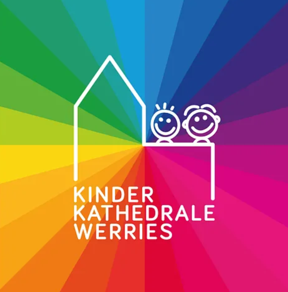 Link der Kinderkathedrale Werries. Eine weiße stilisierte Kirche mit zwei Kinderköpfen im Comicstil auf einem regenbogenfarbenen Hintergrund